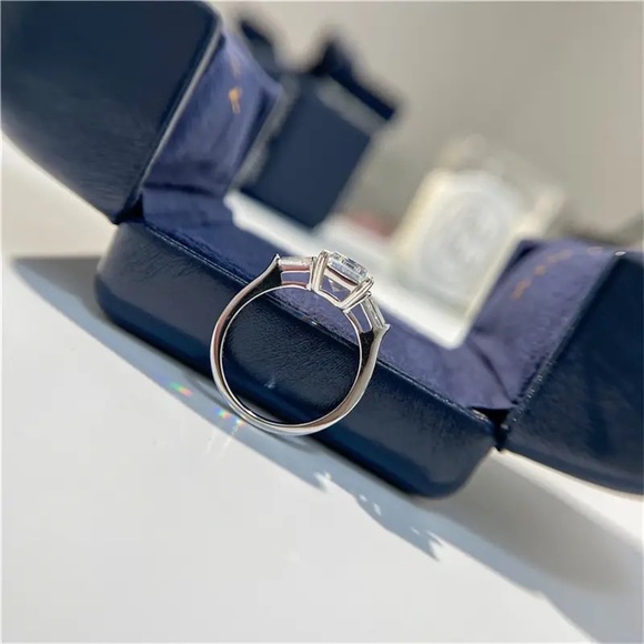 1.75Ct Emerald Cut Swarovski 9x7 Solitaire Ring - Picture 4 of 16